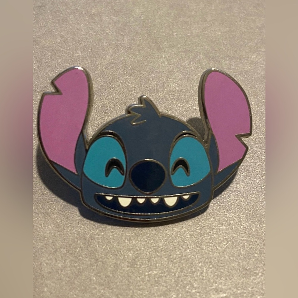 DISNEY Trading Pin - Stitch Smiling/ Lilo and Stitch ~ Emoji Blitz - 2017
